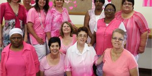  ‘n Deel van Gansbaai Munisipaliteit se Valentynsdames, met voor vlnr Agnes Maphasa, Defrone Dahl, Hesmarie Engelbrecht, Zelna Botma en Sanet Otto. Agter vlnr is Annemien van der Merwe, Louise Groenewald, Madelein Swart, Vanessa Ventura, Lowenda Jacobs, Dinah Harper en Hannie Vermeulen.